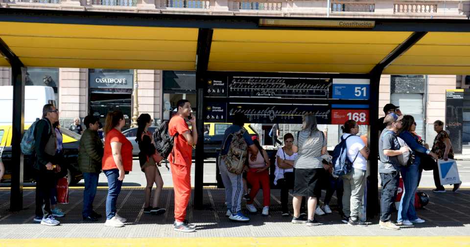 paro-de-los-gremios-del-transporte:-filas-para-viajar-en-colectivo,-demoras-y-que-dicen-comerciantes-y-pasajeros