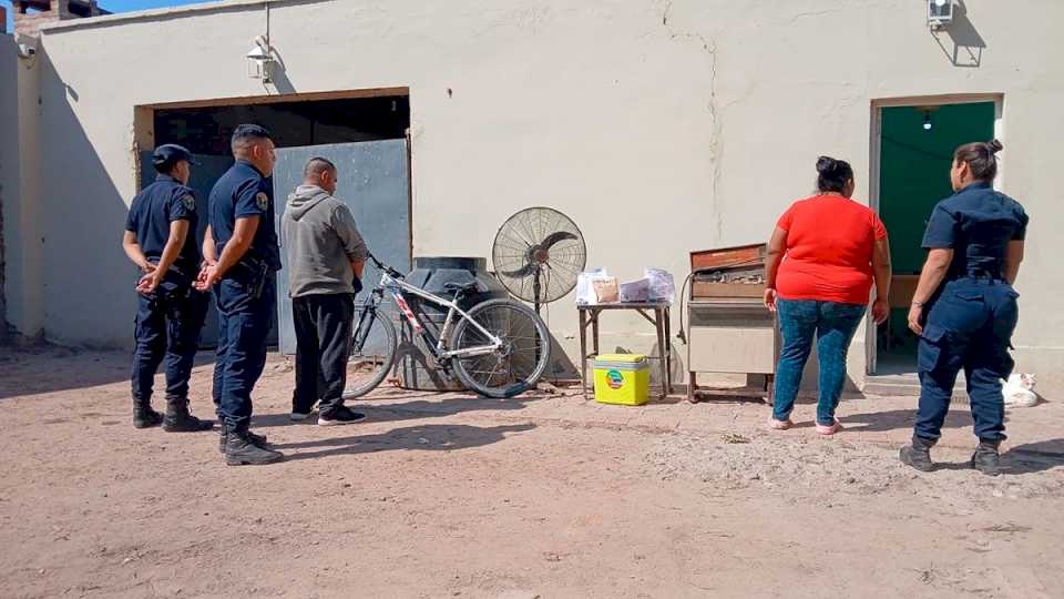 Durante allanamientos detienen a dos personas, secuestran droga y elementos robados