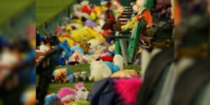 el-betis-bate-records-recogiendo-20.000-juguetes-en-la-tradicional-lluvia-de-peluches