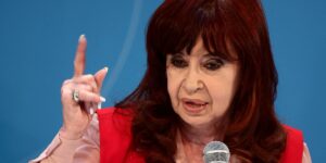 “mafia-y-delirio,-peligroso-binomio”:-cristina-kirchner-le-pego-a-la-corte-suprema-y-a-milei-en-un-mensaje-navideno