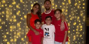 la-foto-familiar-de-lionel-messi-y-antonela-roccuzzo-en-la-celebracion-de-navidad:-todas-las-postales-de-los-ultimos-festejos-en-nochebuena