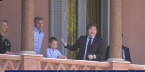 javier-milei-y-martin-palermo,-juntos-en-la-casa-rosada:-el-presidente-recibio-a-su-viejo-idolo-en-boca-y-saludaron-desde-el-balcon