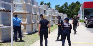 cordoba:-motochoros-robaron-un-bolso-de-una-camioneta-y-un-policia-los-corrio-a-los-tiros