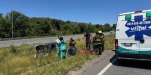 un-automovil-volco-en-la-autopista-a-cordoba