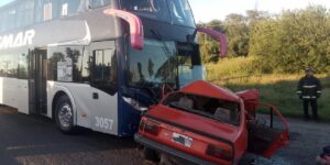 un-auto-quiso-pasar-a-un-camion-y-choco-con-un-colectivo-en-cordoba:-murio-una-pareja-y-su-hijo-de-10-anos-esta-grave