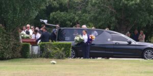 la-muerte-de-jorge-lanata:-entre-aplausos-y-emocion,-familiares-y-amigos-lo-despidieron-en-un-cementerio-privado