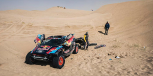 rally-dakar-2025:-el-espectacular-vuelco-que-sufrio-carlos-sainz-en-su-ford-raptor