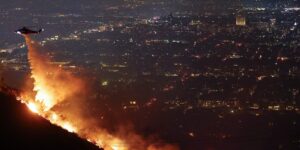 los-devastadores-incendios-llegan-a-hollywood-y-las-llamas-ya-amenazan-al-cartel-mas-iconico-de-los-angeles