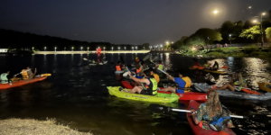 kayak-bajo-la-luna-llena-en-el-jumeal