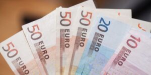 el-euro-blue-cerro-a-$1256-para-la-compra-y-$1276-para-la-venta-este-viernes-17-de-enero-de-2025