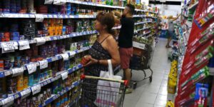 en-noviembre-siguieron-cayendo-las-ventas-de-los-supermercados,-pero-se-atenuo-el-derrumbe