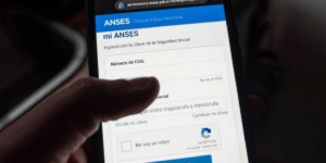 anses:-las-noticias-importantes-para-los-titulares-de-las-auh-y-otros-beneficiarios-con-celular