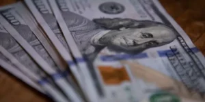 la-cotizacion-del-dolar-sigue-en-picada-y-cae-a-los-$1.100