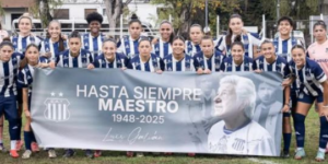 el-equipo-femenino-de-talleres-homenajeo-a-luis-galvan