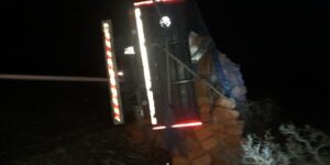 se-quedo-sin-frenos-y-paro-en-la-banquina,-pero-un-intento-de-ayuda-termino-en-un-accidente