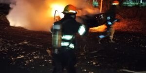 bomberos-sofocaron-el-incendio-de-un-auto-en-cosquin