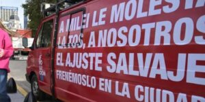 demoraron-a-militantes-de-evolucion-por-hacer-proselitismo-cerca-de-un-acto-de-milei-y-adorni