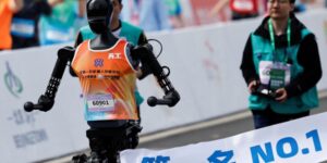 realizaron-en-china-la-primera-media-maraton-con-atletas-y-robots-humanoides