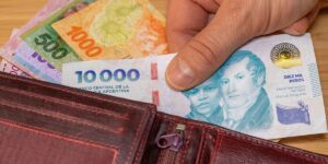por-decreto,-el-gobierno-subio-el-salario-minimo,-vital-y-movil-a-$302.600