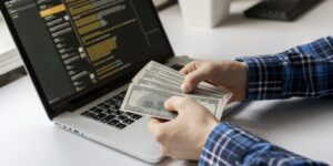 dolar:-el-bcra-analiza-medidas-para-facilitar-la-exportacion-de-servicios-de-personas-fisicas
