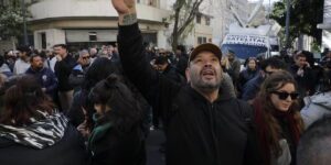 condena-a-cristina-kirchner:-continua-la-vigilia-en-su-casa-de-constitucion