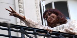 a-un-dia-de-la-decision-de-la-corte-suprema,-cristina-kirchner-saludo-a-la-militancia