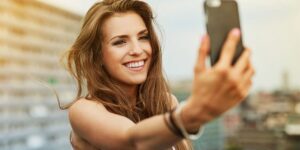 guia-de-compras:-celulares-por-menos-de-$400.000-con-buenas-camaras-frontales-para-selfies